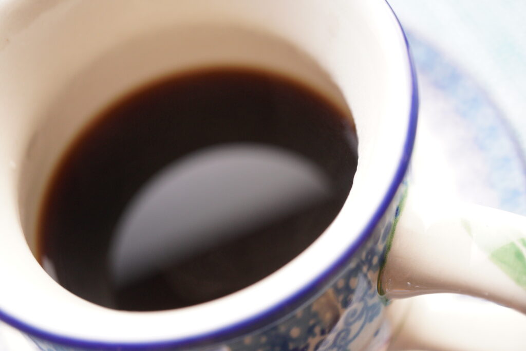 お気に入りのカップで飲むコーヒー
