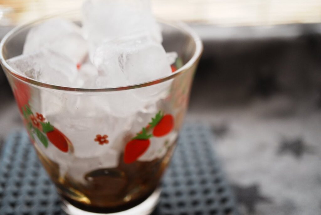 マウントハーゲンインスタントコーヒーに氷を入れた
