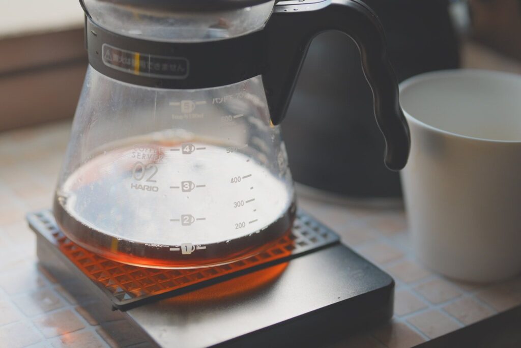 コーヒーサーバーとケトルとカップ